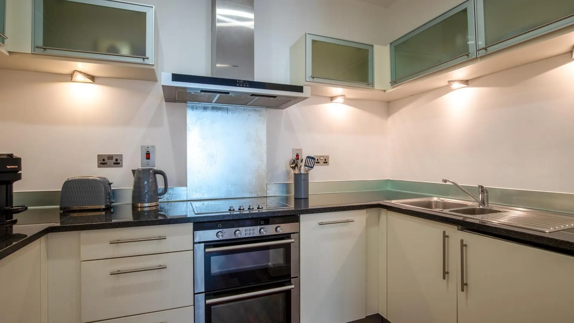 Londwell, Canary Wharf Boutique Balcony Apartment London