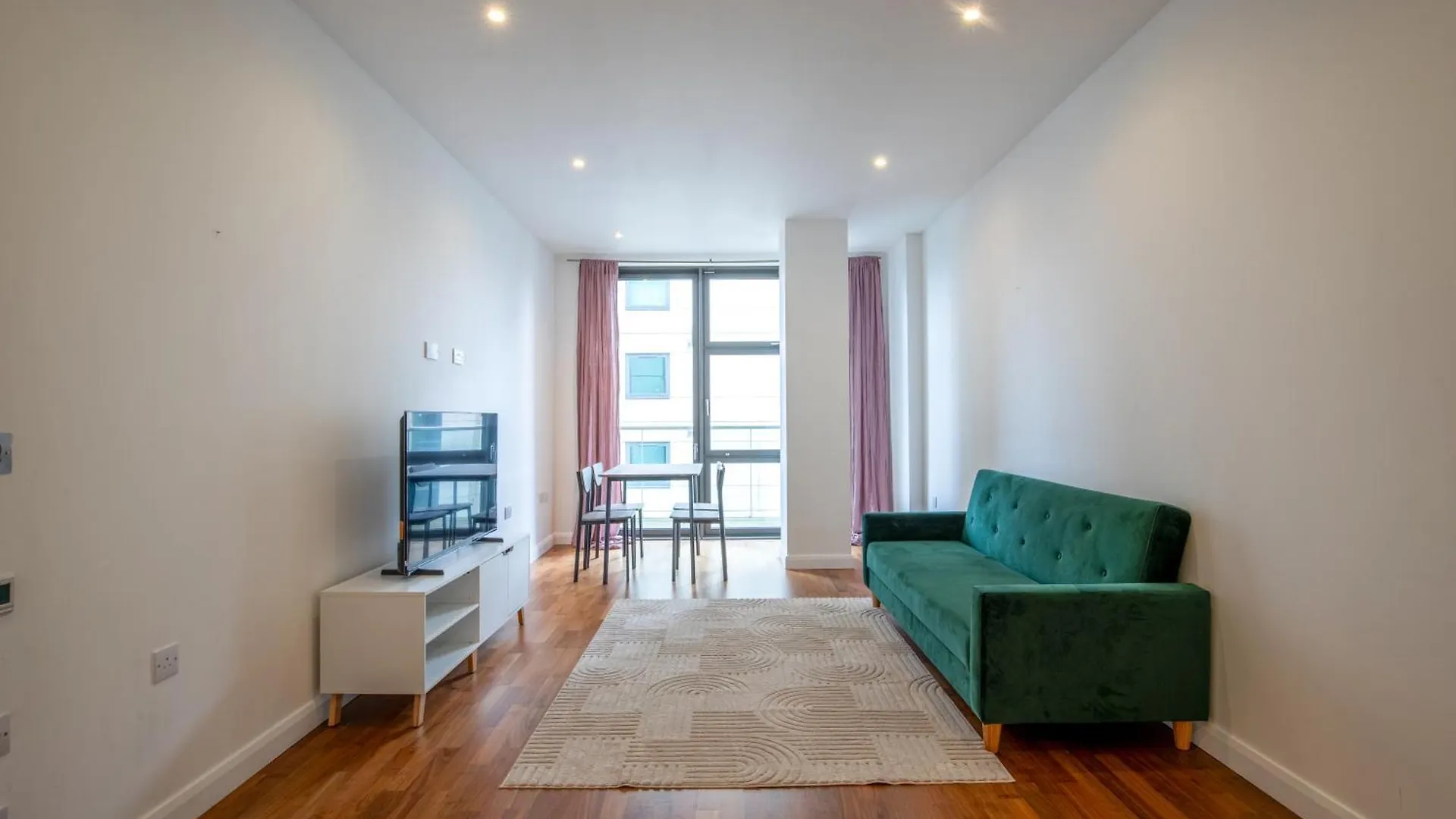 Londwell, Canary Wharf Boutique Balcony Apartment London