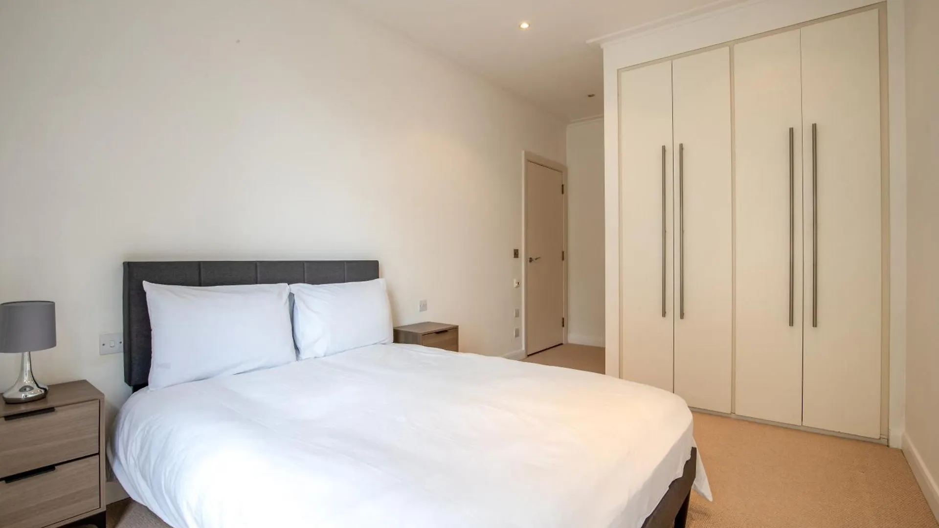 Londwell, Canary Wharf Boutique Balcony Apartment London
