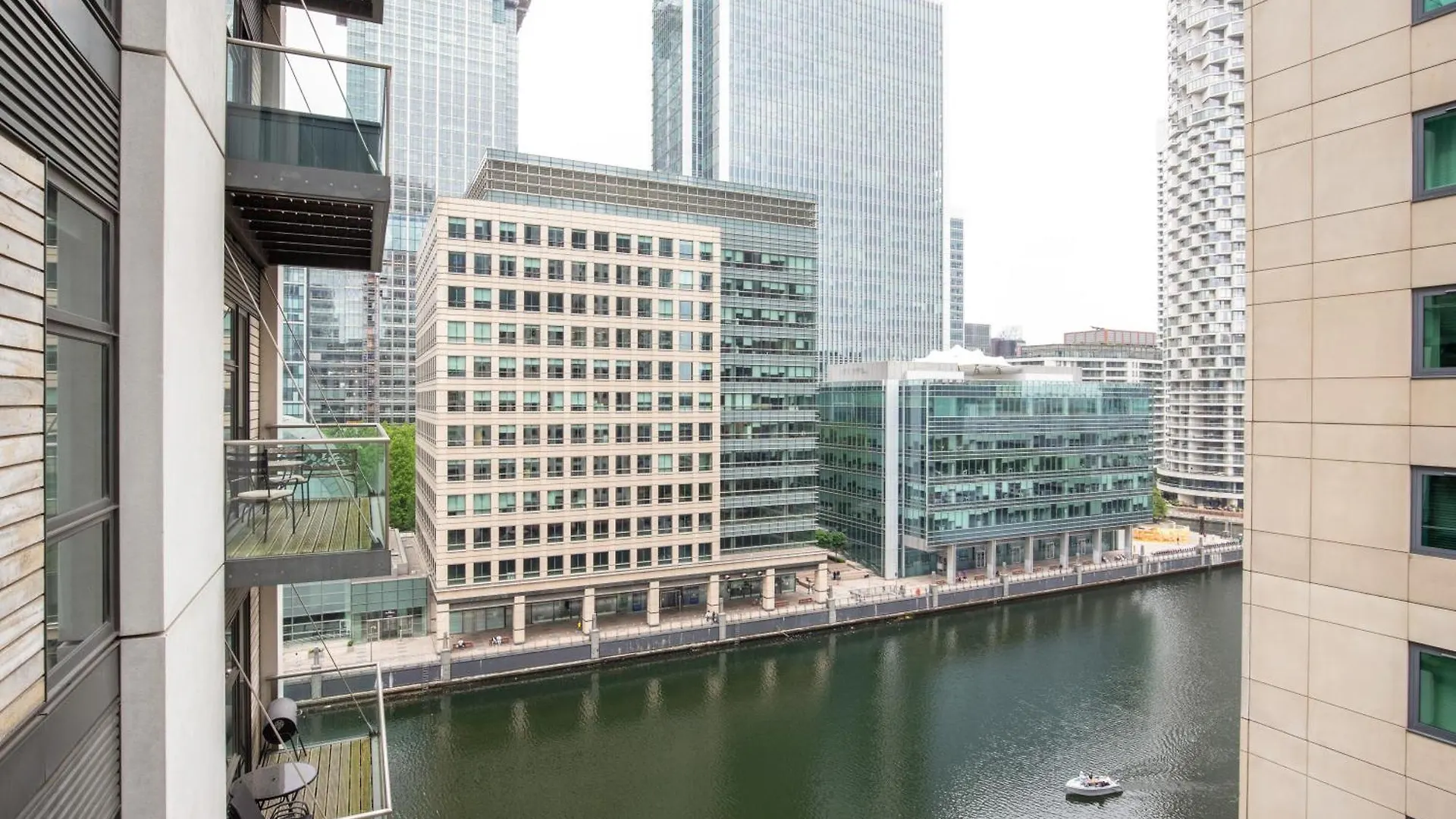 Londwell, Canary Wharf Boutique Balcony Apartment London