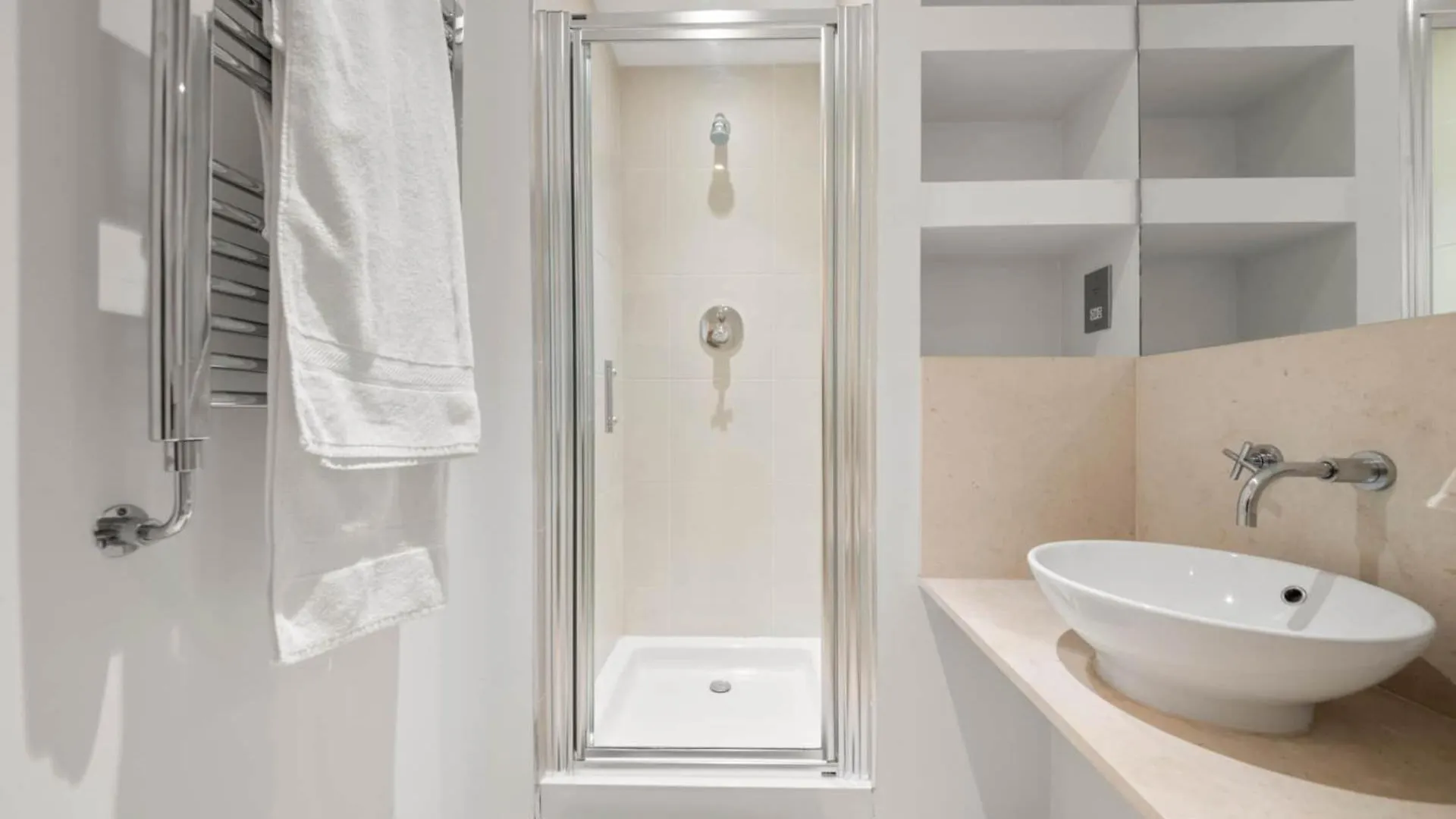 Londwell, Canary Wharf Boutique Balcony Apartment London