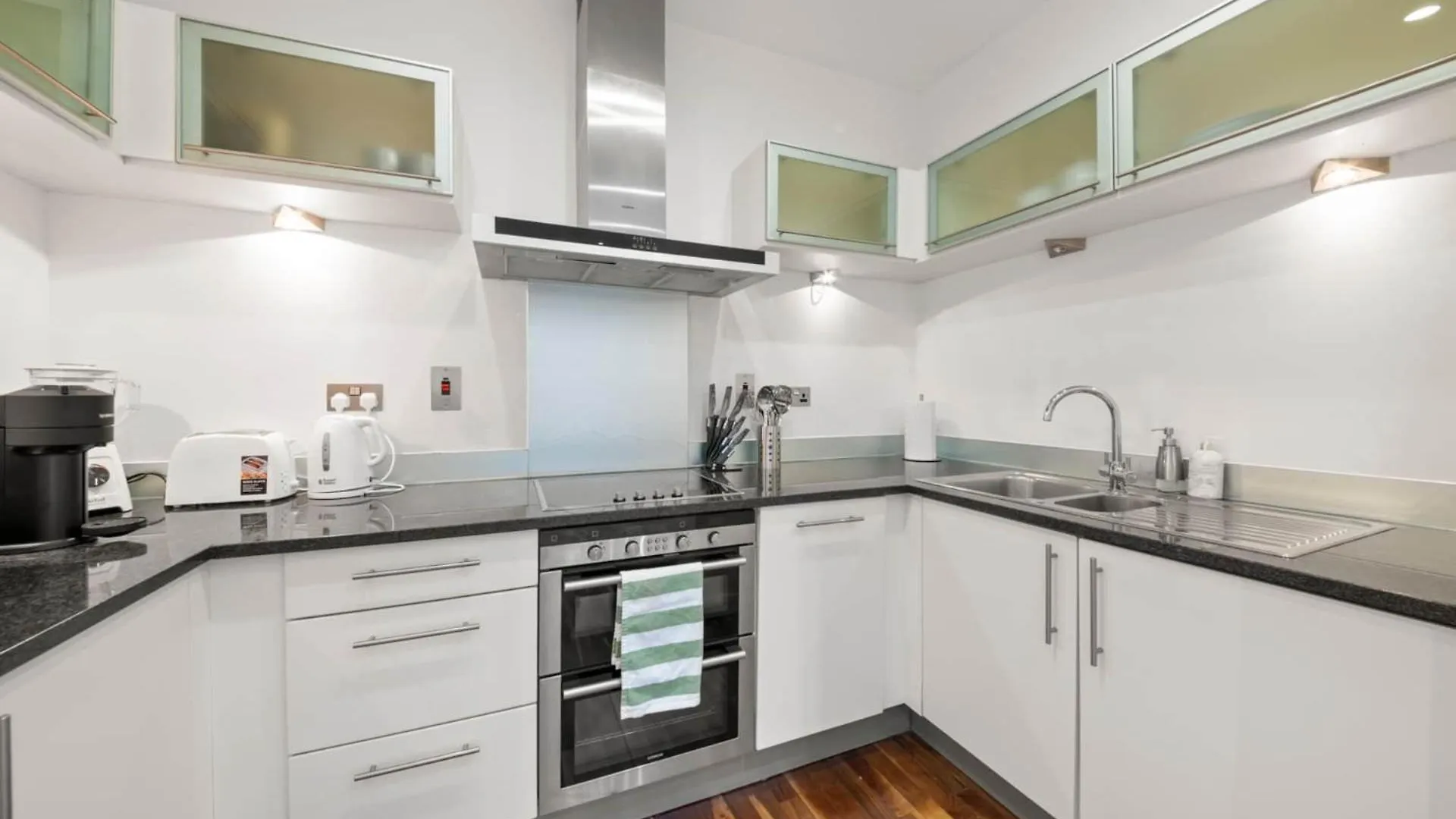 Londwell, Canary Wharf Boutique Balcony Apartment London